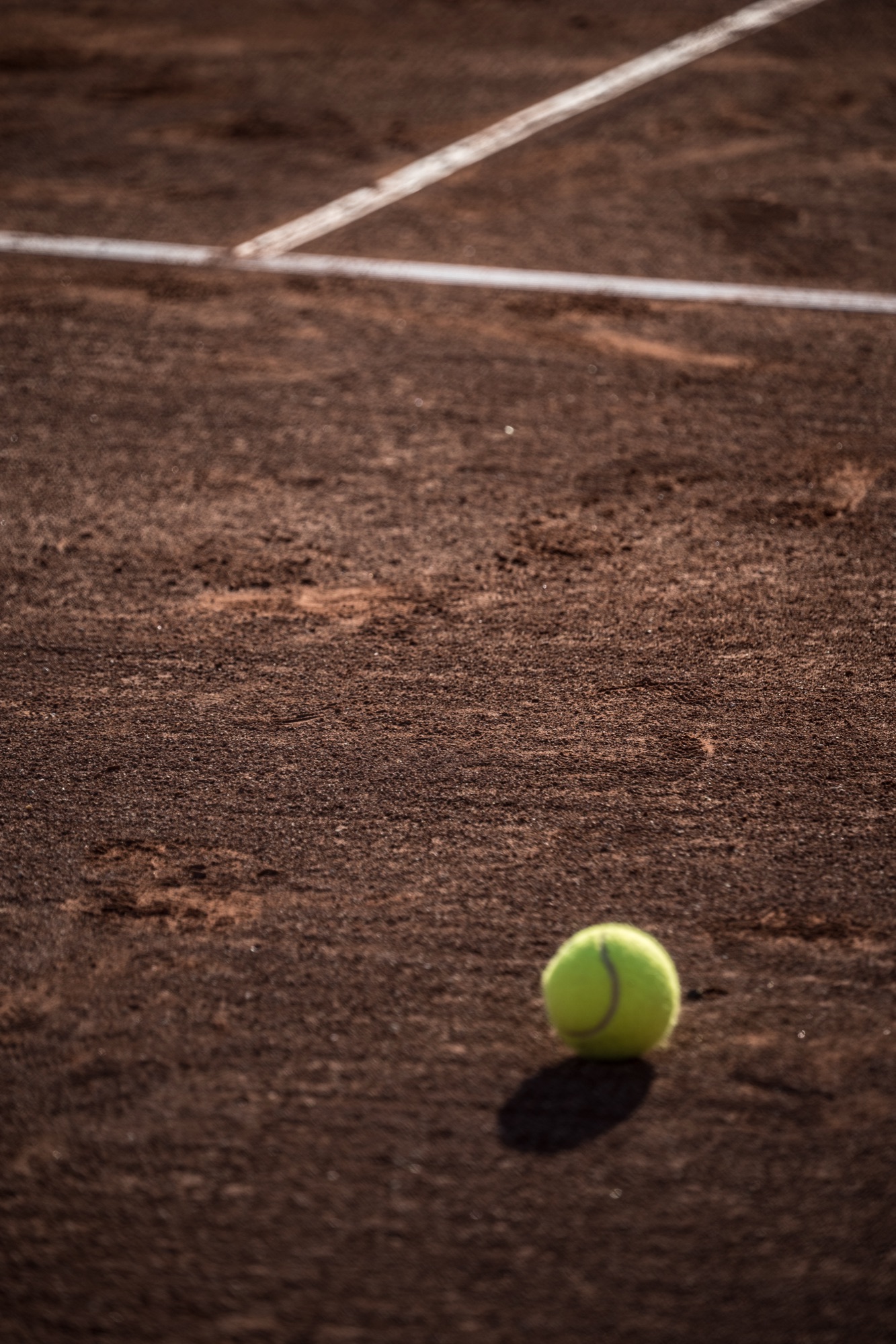 Tennisball auf Sandplatz