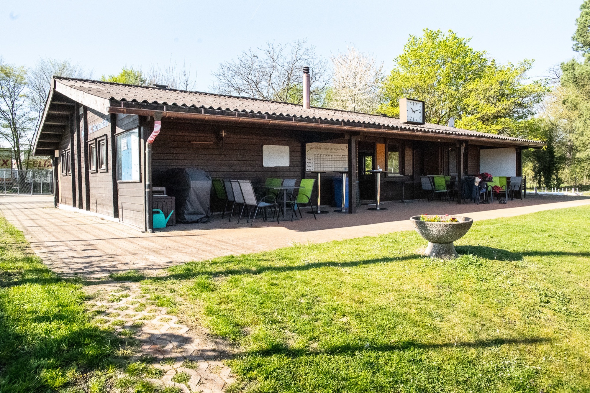 Clubhaus mit Terrasse und Garten